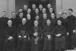 Nadbiskup, uz njega su dr. Šeper i dr. Nežić, s mladomisnicima 21. lipnja 1942.